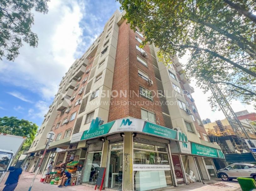 Apartamento con Renta en Venta al frente 2 Dormitorios 2 Baños, La Blanqueada, Av. 8 de Octubre, en Piso 3. Semiequipado. Amenities: 3 Parrilleros, gran Patio Juegos para Niños. Portería y Vigilancia-92