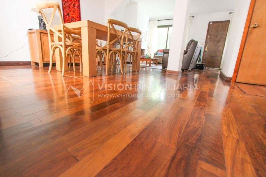 Casa inmaculada, reciclaje gran nivel, diseño y confort, Padrón Único, Punta Carretas; 3 dorm y 3 baños, barbacoa cerrada y terraza al frente, patio interior, 202 m2 construidos. A 20 mts. de Rambla, vista lateral al mar.-14