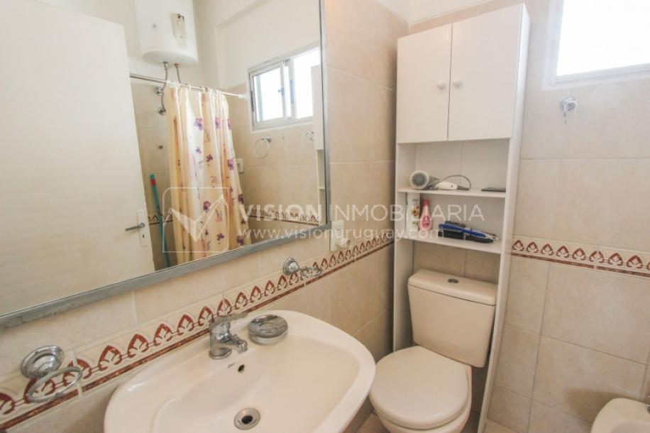 Apartamento en Pocitos, 2 dormitorios y 1 baño, Al Frente, 400 mts de Rambla, con Estufa a Leña y con Balcón - U$ 175.000-31