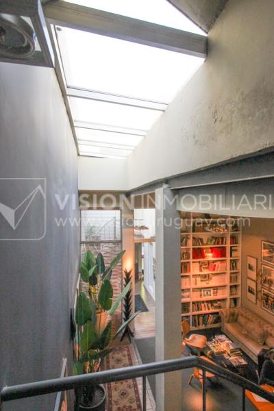 Casa de diseño, Padrón Único, Pocitos; 2 dorm en Suite, enorme salón doble altura, terreno 219 m2 con buen fondo y parrillero, 203 m2 construidos, Garaje.