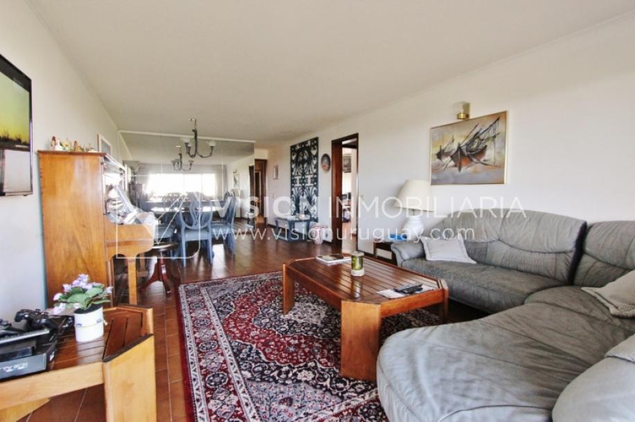 Apartamento en piso alto, 2 dorm. y servicio, muy amplios ambientes 118m2 con amenities y gran confort.-31