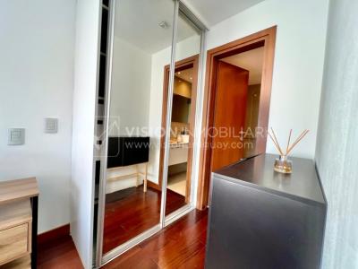 Apartamento en Venta en Pocitos / Punta Carretas.  Bajó de Precio!!  2 Dormitorios, uno en Suite con Vestidor.  2 Baños, Balcón, terminaciones Premium.  Se vende Amueblado. Tiene cómodo Garaje para 1 auto.  Piso 4 al frente.  Amenities: Barbacoa y Gy