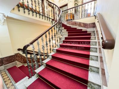 Oportunidad de Inversión: Venta de Mansión de 1905 de prestancia Señorial. Son 676 m2 en 2 plantas. Inmaculada, gran nivel. Amueblada. Ciudad Vieja. Terreno de 393 m2. Fachada de 10,5 mts. por calle Misiones. Protección Patrimonial grado 3 - U$ 507.1