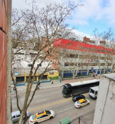 Apartamento con Renta al frente sobre Av. 8 de Octubre casi Propios, en 5to Piso, 3 dormitorios y 1 baño, impecable