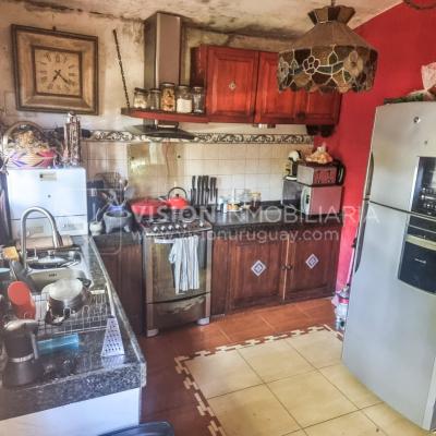 Venta de Casa / Chacra en Lagos del Norte, Rivera. 1.769 m2 de Terreno y 137 m2 Construidos. Piscina. Casa en una planta, Construcción Tradicional con Tejas. 4 dormitorios y 2 baños completos. Gran estufa a Leña. U$ 115.000 dólares