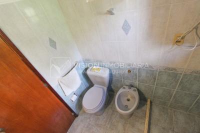 Casa moderna 2 dorm, 2 baños, 409 m2 terreno y 157m2 construidos, Fortin de Santa Rosa, con buen fondo y barbacoa, Garaje.