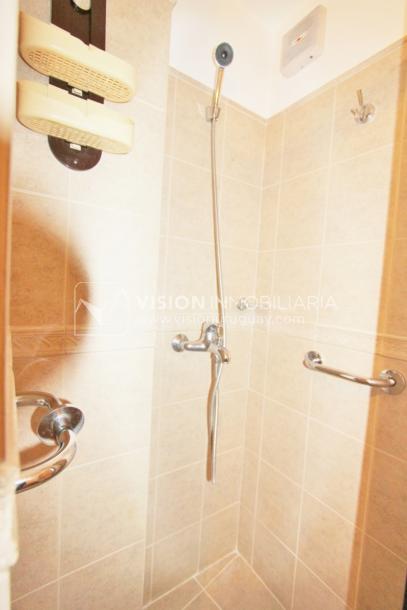 Acogedor apartamento en Pocitos, 3 dormitorios y 2 baños, cocina definida, todo al frente.-29