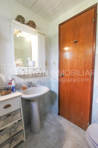 Casa moderna 2 dorm, 2 baños, 409 m2 terreno y 157m2 construidos, Fortin de Santa Rosa, con buen fondo y barbacoa, Garaje.