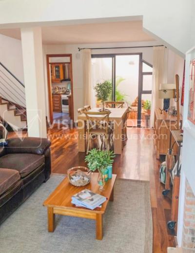 Casa inmaculada, reciclaje gran nivel, diseño y confort, Padrón Único, Punta Carretas; 3 dorm y 3 baños, barbacoa cerrada y terraza al frente, patio interior, 202 m2 construidos. A 20 mts. de Rambla, vista lateral al mar.