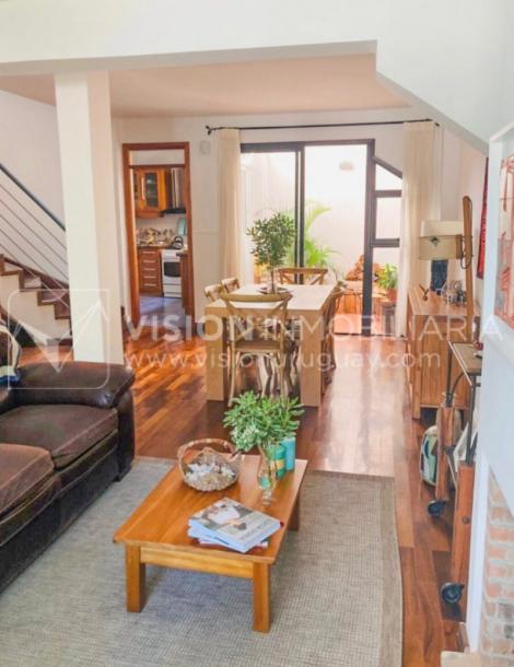 Casa inmaculada, reciclaje gran nivel, diseño y confort, Padrón Único, Punta Carretas; 3 dorm y 3 baños, barbacoa cerrada y terraza al frente, patio interior, 202 m2 construidos. A 20 mts. de Rambla, vista lateral al mar.-13