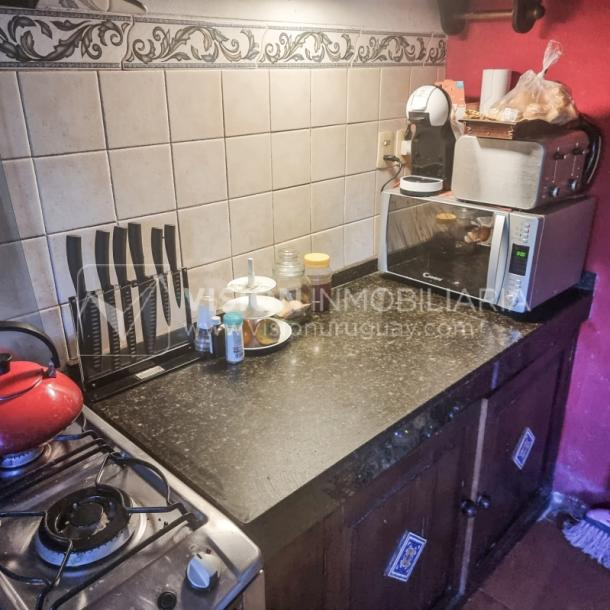 Venta de Casa / Chacra en Lagos del Norte, Rivera. 1.769 m2 de Terreno y 137 m2 Construidos. Piscina. Casa en una planta, Construcción Tradicional con Tejas. 4 dormitorios y 2 baños completos. Gran estufa a Leña. U$ 115.000 dólares-13