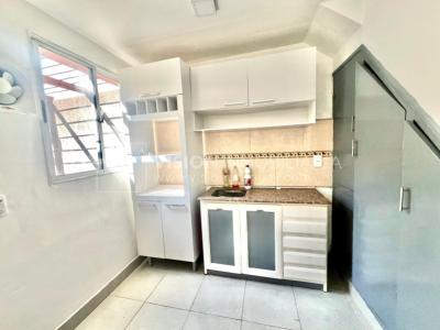 Apartamento Duplex en Venta ideal Renta. Al frente, 4 Dormitorios y 2 Baños, La Unión sobre Av. 8 de Octubre, Piso 1 por escalera, reciclado, impecable para entrar ya. 204 m2 totales 111 m2 interiores + 93 m2 Terrazas. Parrillero.