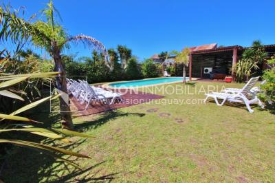 Espectacular Casa en Punta del Diablo a pasos del mar; piscina climatizada, barbacoa, chillout.