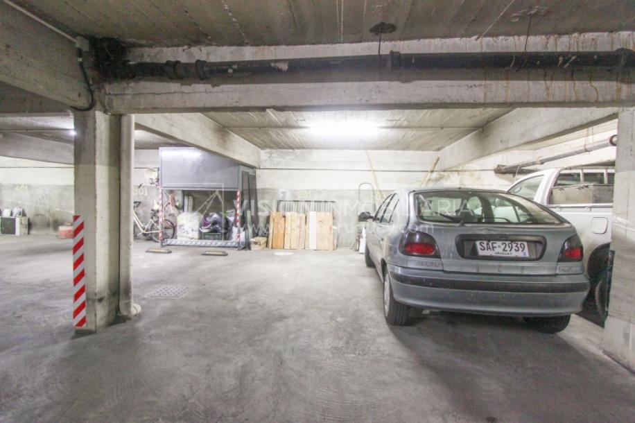 Apto Pocitos esq. Rambla, 3 Dorm 2 Baños, Cocina definida, 2do Piso al Frente, Garaje.-29