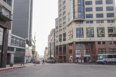 Alquiler de Oficina doble 5to Piso al Frente, 60m2 dos entradas dos baños, Pza Independencia esq Juncal Centro Ciudad Vieja