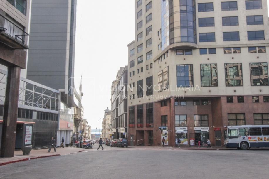 Alquiler de Oficina doble 5to Piso al Frente, 60m2 dos entradas dos baños, Pza Independencia esq Juncal Centro Ciudad Vieja-23