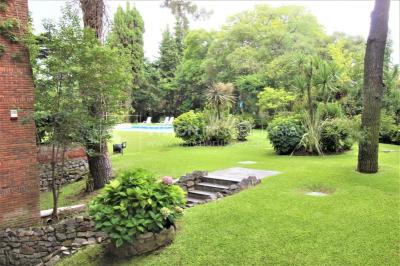 Alquile U$S 3.900 /mes - Distinguido Apartamento en Carrasco de 234 m2, 4 Dormitorios más Servicio, 2 Garajes.