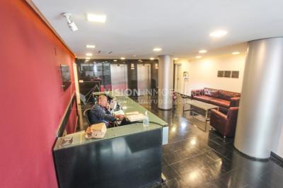 Alquiler de Oficina doble 5to Piso al Frente, 60m2 dos entradas dos baños, Pza Independencia esq Juncal Centro Ciudad Vieja