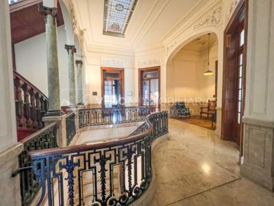 Venta de Palacete: Mansión señorial de 1913 de 690 m2 interiores y 224 de terrazas; 4 plantas, una reciclada inmaculada de gran nivel, completamente Amueblada. Ciudad Vieja. Inversión: U$ 400.000 dólares