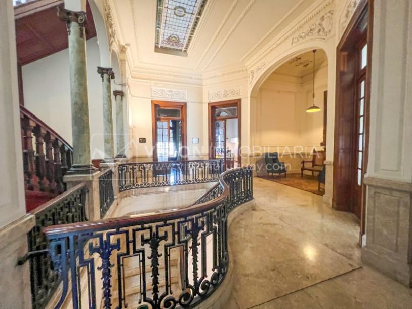 Venta de Palacete: Mansión señorial de 1913 de 690 m2 interiores y 224 de terrazas; 4 plantas, una reciclada inmaculada de gran nivel, completamente Amueblada. Ciudad Vieja. Inversión: U$ 400.000 dólares-13