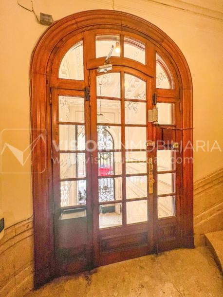 Venta de Palacete: Mansión señorial de 1913 de 690 m2 interiores y 224 de terrazas; 4 plantas, una reciclada inmaculada de gran nivel, completamente Amueblada. Ciudad Vieja. Inversión: U$ 400.000 dólares-71