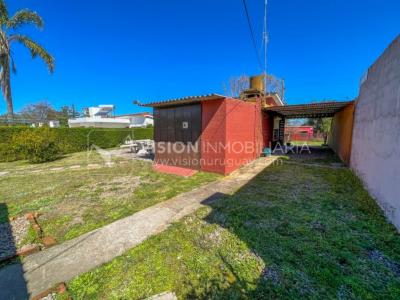 Venta conjunta de Dos Casas independientes en un gran terreno de 622 m2, una de 2 Dormitorios y 1 Baño, la otra de 1 Dormitorio y 1 Baño, Parrillero, Garaje. Barrio Español del balneario Atlántida, 8 cuadras al Norte de la Interbalnearia por Ruta 11.