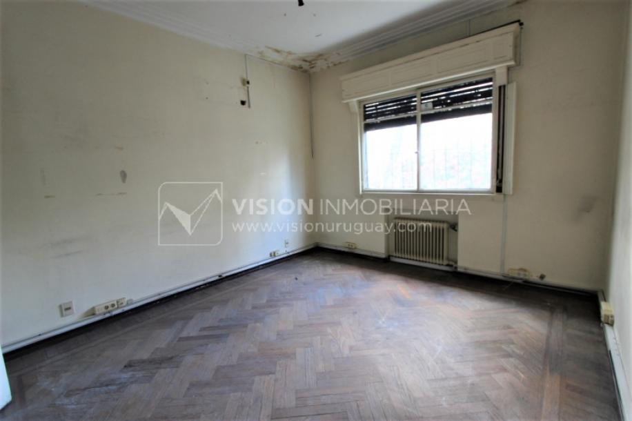 Padrón único de 641m2 en Pocitos con Casa de 13 ambientes, 302m2 construidos.-20