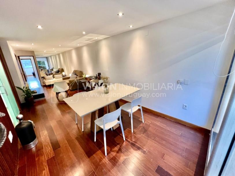 Apartamento en Venta en Pocitos / Punta Carretas.  Bajó de Precio!!  2 Dormitorios, uno en Suite con Vestidor.  2 Baños, Balcón, terminaciones Premium.  Se vende Amueblado. Tiene cómodo Garaje para 1 auto.  Piso 4 al frente.  Amenities: Barbacoa y Gy-24
