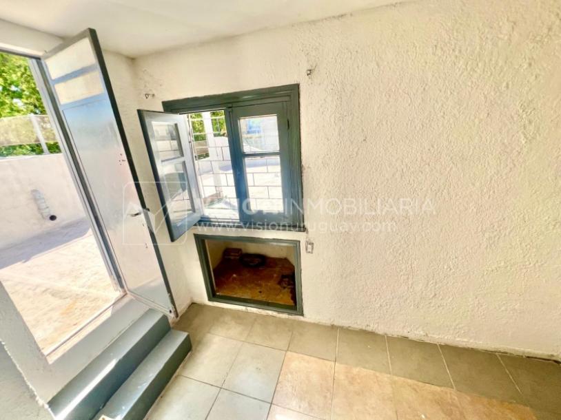 Apartamento Duplex en Venta ideal Renta. Al frente, 4 Dormitorios y 2 Baños, La Unión sobre Av. 8 de Octubre, Piso 1 por escalera, reciclado, impecable para entrar ya. 204 m2 totales 111 m2 interiores + 93 m2 Terrazas. Parrillero.-45