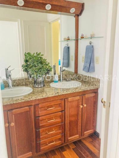 Casa inmaculada, reciclaje gran nivel, diseño y confort, Padrón Único, Punta Carretas; 3 dorm y 3 baños, barbacoa cerrada y terraza al frente, patio interior, 202 m2 construidos. A 20 mts. de Rambla, vista lateral al mar.