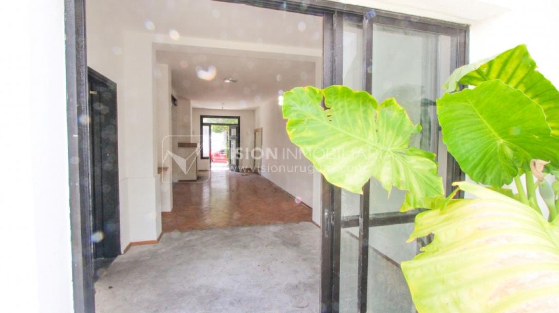 Padrón Único de 280 m2 en Punta Carretas a 50 mts. de Rambla. 132 m2 construidos. Ideal para proyectar su casa, edificio de 3 o 4 pisos, empresa, local gastronómico o restaurante, clínica, instituto u otro. Originalmente 2 dorm y 2 baños, garaje, pat-25