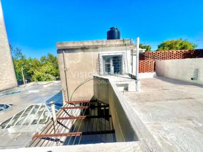 Apartamento Duplex en Venta ideal Renta. Al frente, 4 Dormitorios y 2 Baños, La Unión sobre Av. 8 de Octubre, Piso 1 por escalera, reciclado, impecable para entrar ya. 204 m2 totales 111 m2 interiores + 93 m2 Terrazas. Parrillero.