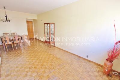 Excelente Apartamento en Pocitos, Pagola casi Rambla; 3 dormitorios y 2 baños, cocina definida. Con Garaje.