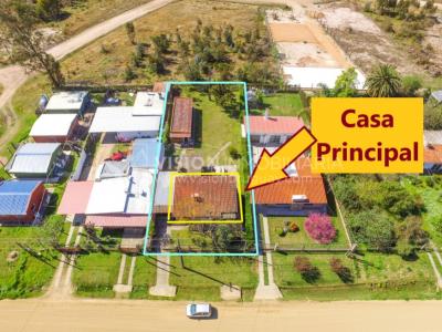 Venta conjunta de Dos Casas independientes en un gran terreno de 622 m2, una de 2 Dormitorios y 1 Baño, la otra de 1 Dormitorio y 1 Baño, Parrillero, Garaje. Barrio Español del balneario Atlántida, 8 cuadras al Norte de la Interbalnearia por Ruta 11.