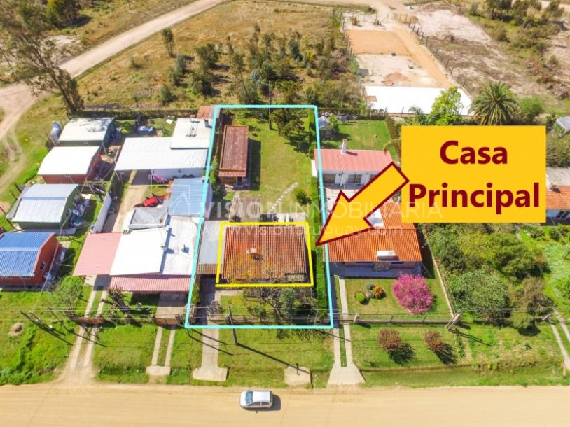 Venta conjunta de Dos Casas independientes en un gran terreno de 622 m2, una de 2 Dormitorios y 1 Baño, la otra de 1 Dormitorio y 1 Baño, Parrillero, Garaje. Barrio Español del balneario Atlántida, 8 cuadras al Norte de la Interbalnearia por Ruta 11.-1
