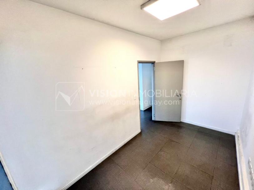 Oportunidad Alquiler de Local Comercial en la Esquina de Av Gral Rivera y Mario Cassinoni casi Bvar Artigas. $100.000 pesos mensuales, sin GC. Son 95 m2, Planta Baja.-25