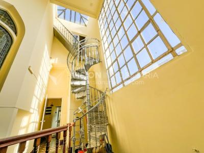 Oportunidad de Inversión: Venta de Mansión de 1905 de prestancia Señorial. Son 676 m2 en 2 plantas. Inmaculada, gran nivel. Amueblada. Ciudad Vieja. Terreno de 393 m2. Fachada de 10,5 mts. por calle Misiones. Protección Patrimonial grado 3 - U$ 507.1