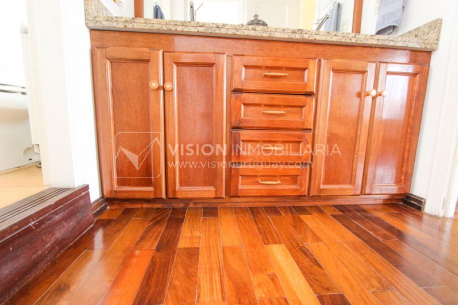 Casa inmaculada, reciclaje gran nivel, diseño y confort, Padrón Único, Punta Carretas; 3 dorm y 3 baños, barbacoa cerrada y terraza al frente, patio interior, 202 m2 construidos. A 20 mts. de Rambla, vista lateral al mar.-46