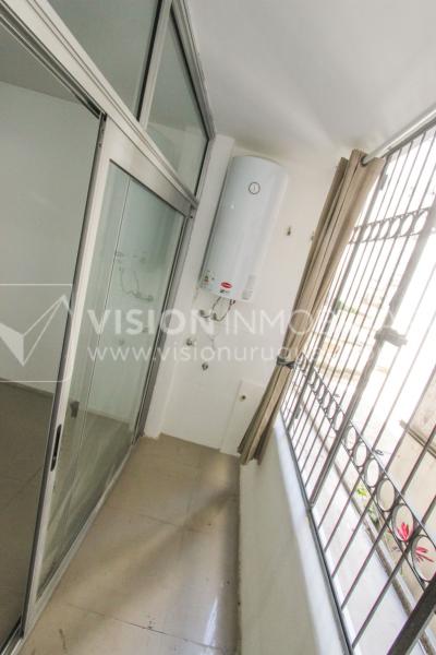 Apto Pocitos esq. Rambla, 3 Dorm 2 Baños, Cocina definida, 2do Piso al Frente, Garaje.