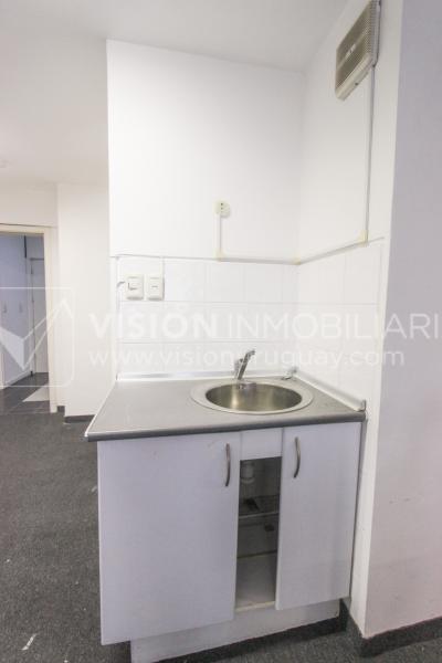 Alquiler de Oficina doble 5to Piso al Frente, 60m2 dos entradas dos baños, Pza Independencia esq Juncal Centro Ciudad Vieja