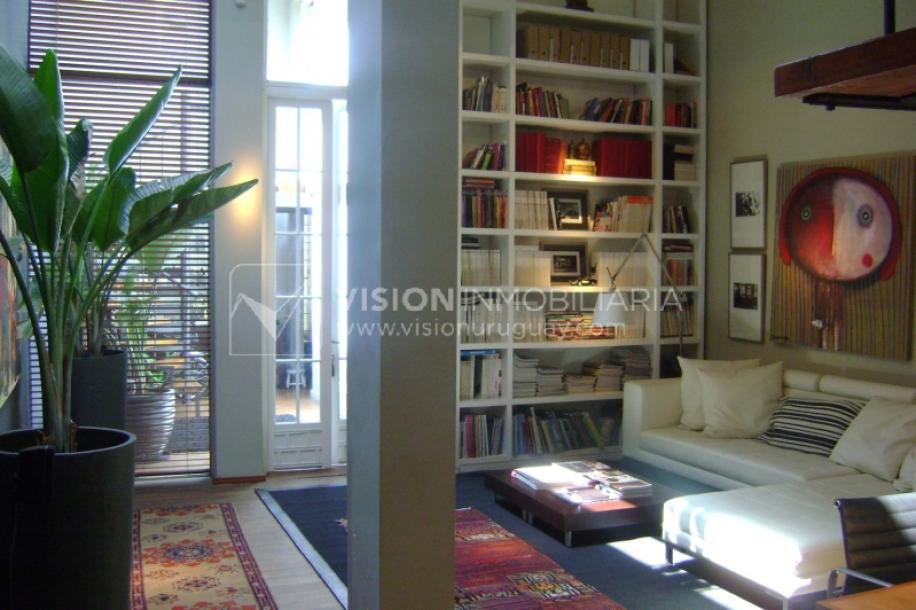 Casa de diseño, Padrón Único, Pocitos; 2 dorm en Suite, enorme salón doble altura, terreno 219 m2 con buen fondo y parrillero, 203 m2 construidos, Garaje.-7