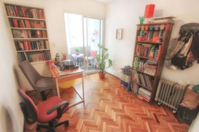 Apto. con Renta, 2 Dorm y 2 Baños, 63 m2, Cordón Sur, 2do Piso por Escalera, Parrillero compartido