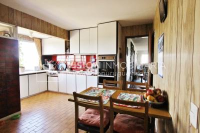 Apartamento en piso alto, 2 dorm. y servicio, muy amplios ambientes 118m2 con amenities y gran confort.