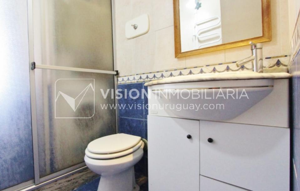 Apartamento con Renta al frente sobre Av. 8 de Octubre casi Propios, en 5to Piso, 3 dormitorios y 1 baño, impecable-35