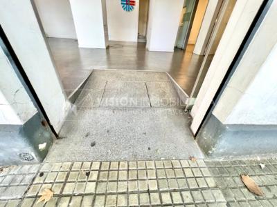 Oportunidad Alquiler de Local Comercial en la Esquina de Av Gral Rivera y Mario Cassinoni casi Bvar Artigas. $100.000 pesos mensuales, sin GC. Son 95 m2, Planta Baja.