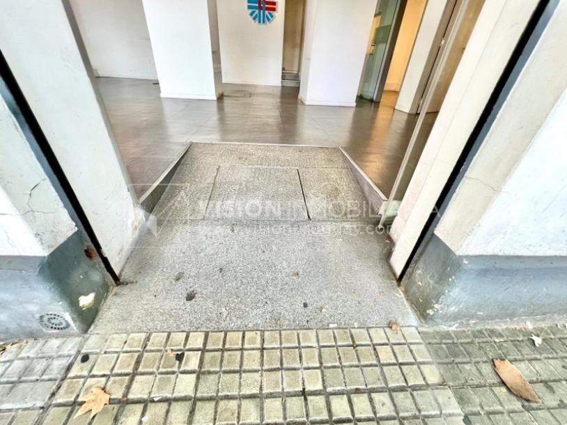 Oportunidad Alquiler de Local Comercial en la Esquina de Av Gral Rivera y Mario Cassinoni casi Bvar Artigas. $100.000 pesos mensuales, sin GC. Son 95 m2, Planta Baja.-6