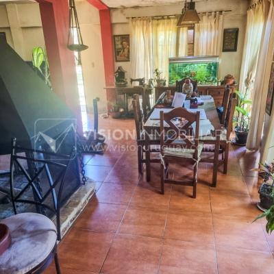 Venta de Casa / Chacra en Lagos del Norte, Rivera. 1.769 m2 de Terreno y 137 m2 Construidos. Piscina. Casa en una planta, Construcción Tradicional con Tejas. 4 dormitorios y 2 baños completos. Gran estufa a Leña. U$ 115.000 dólares