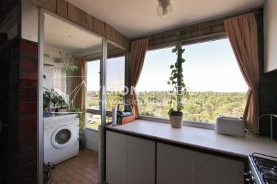 Apartamento en piso alto, 2 dorm. y servicio, muy amplios ambientes 118m2 con amenities y gran confort.