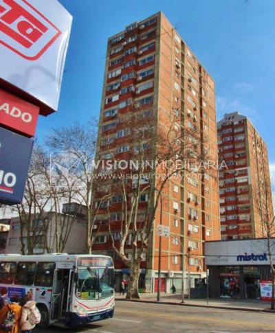 Apartamento con Renta al frente sobre Av. 8 de Octubre casi Propios, en 5to Piso, 3 dormitorios y 1 baño, impecable