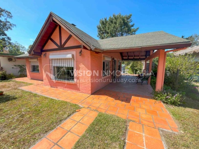 Venta de Casa en Santa Lucia del Este: 2 Dorm. y Baño, más Apto. 1 Dorm. y Baño. Estufa a Leña, Parrillero, Jardín, Fondo, Cochera Porsche, Cerco. 554 m2 de Terreno, 125 m2 construidos. a 150 mts de la Rambla. Se vende Totalmente Amueblada y Equipada-7